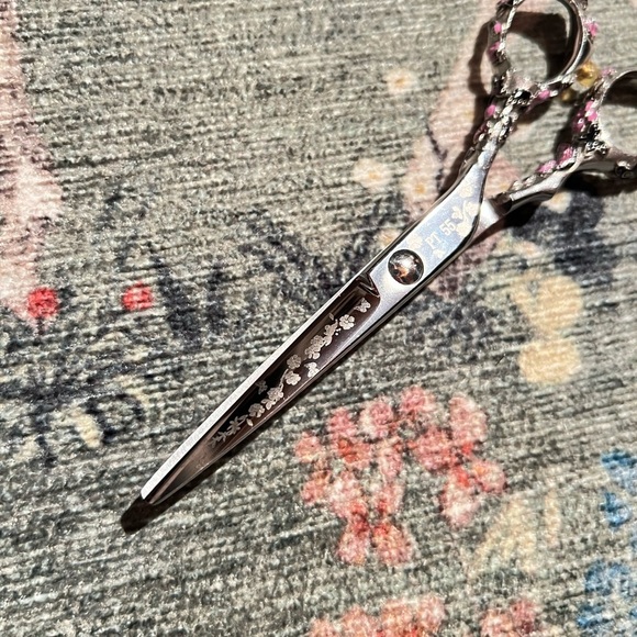 Washi Beauty Black Rosebud Shear 5.5” Right Hand Jeweled Handles - Picture 6 of 7